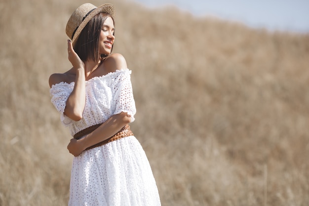 Ritratto di una donna che indossa un abito bianco