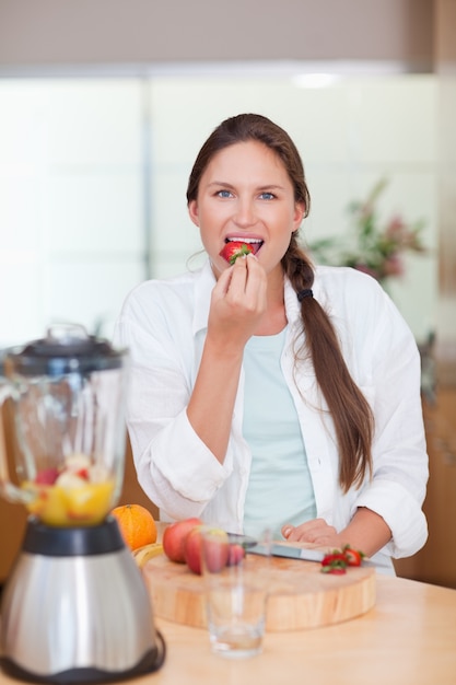 Ritratto di una donna che mangia una fragola