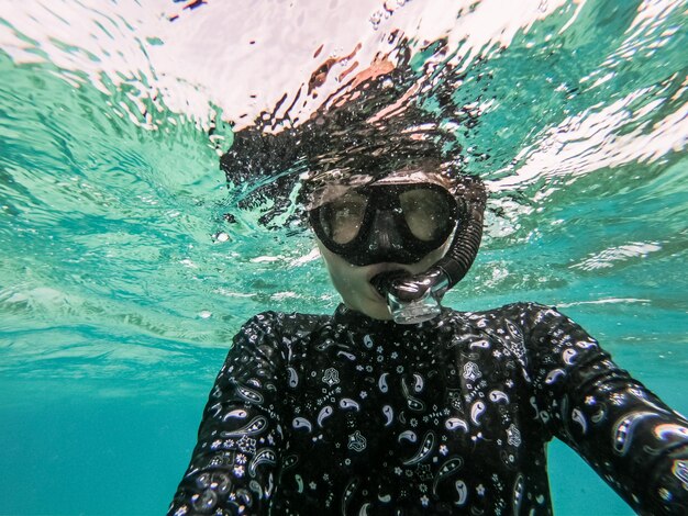 Ritratto di una donna che nuota in mare