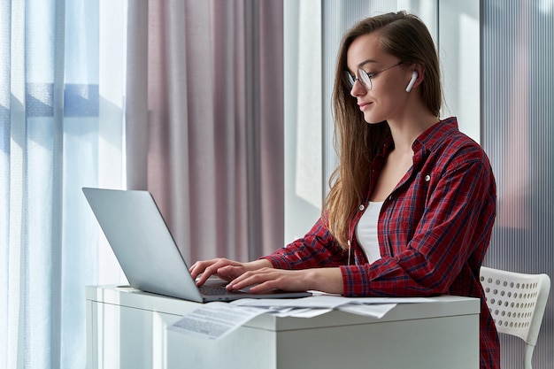 Ritratto di una donna che per mezzo di un computer portatile