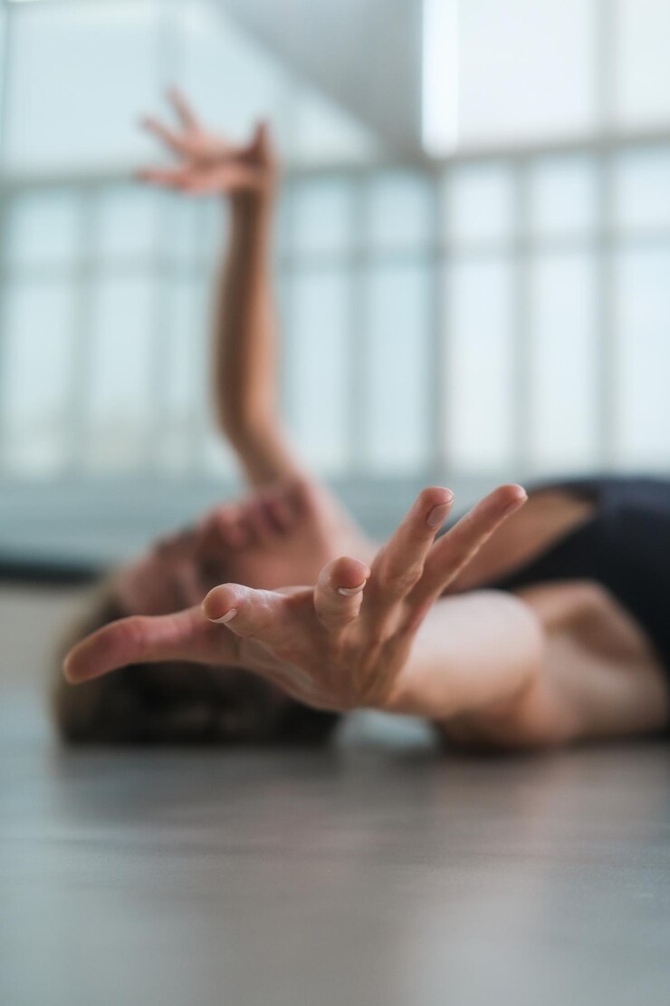 Foto ritratto di una donna che pratica il balletto e prova in uno studio luminoso