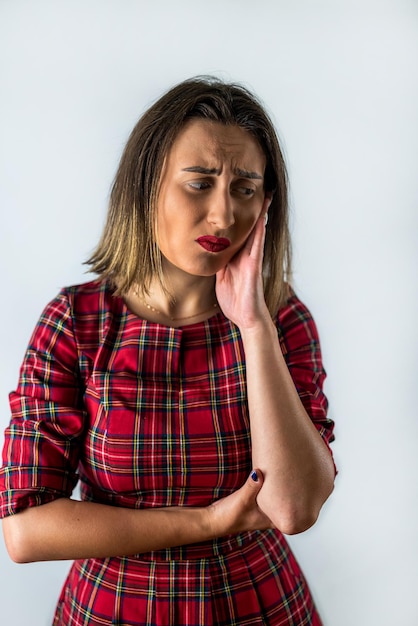 Ritratto di una donna che soffre di un doloroso mal di denti