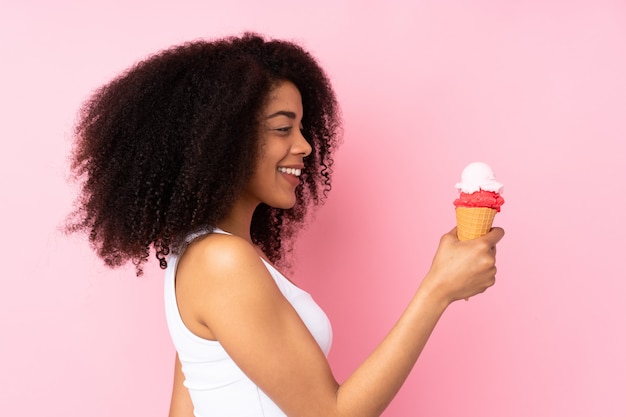 Ritratto di una donna che tiene un cono gelato