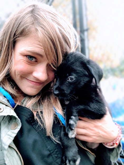 Ritratto di una donna che tiene un cucciolo