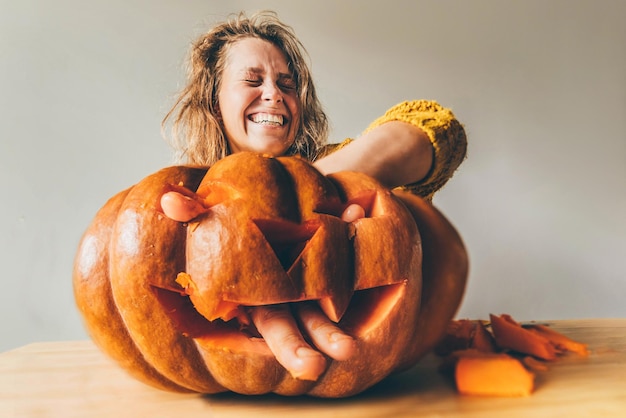 Ritratto di una donna che tiene una zucca