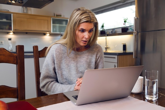 Ritratto di una donna che usa un laptop