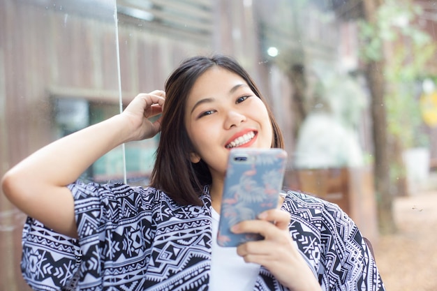 Ritratto di una donna che usa un telefono cellulare