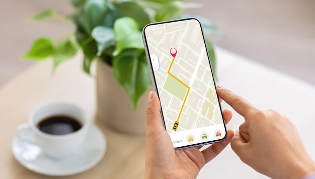 Ritratto di una donna che utilizza un'app mobile di navigazione sullo smartphone