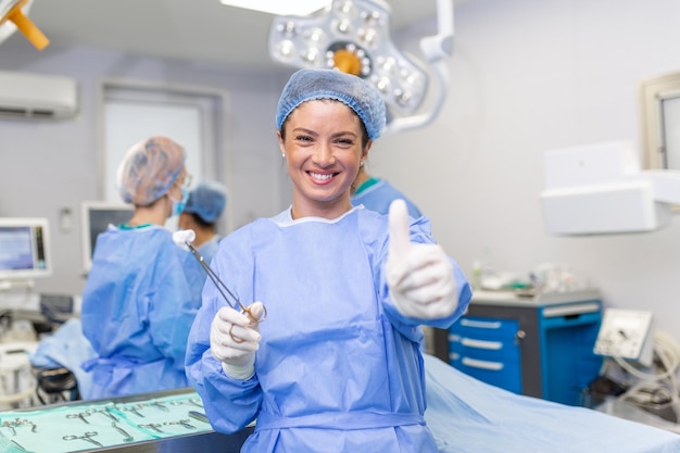 Ritratto di una donna chirurgo felice in piedi in sala operatoria pronta a lavorare su un paziente Un'operatrice medica in uniforme chirurgica nella sala operatoria