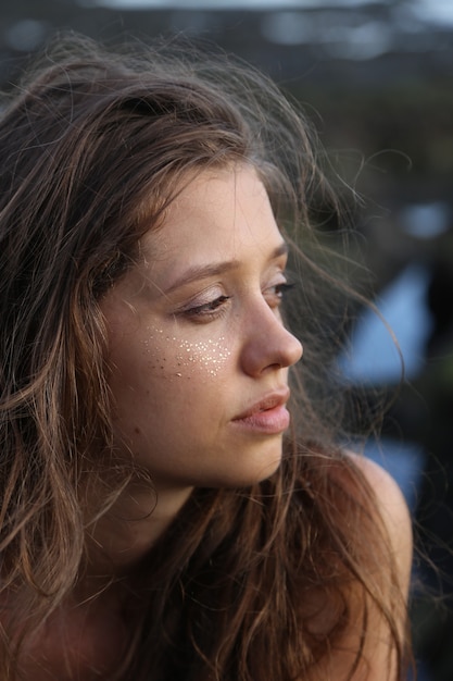 Ritratto di una donna con i capelli volanti