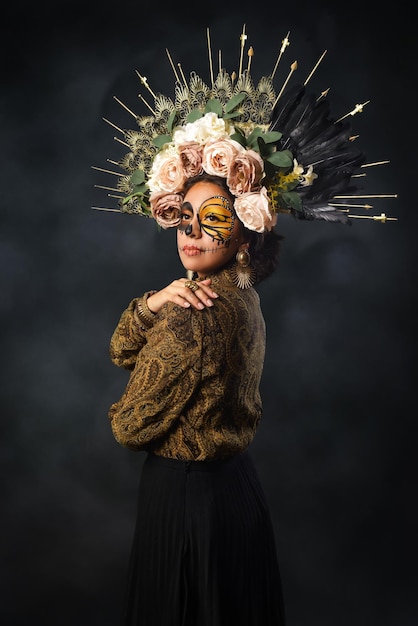 Ritratto di una donna con il trucco del cranio dello zucchero Ritratto di Catrina Halloween e giorno del trucco morto