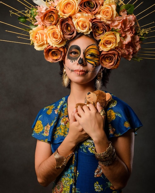 Ritratto di una donna con il trucco del cranio dello zucchero Ritratto di Catrina Halloween e giorno del trucco morto