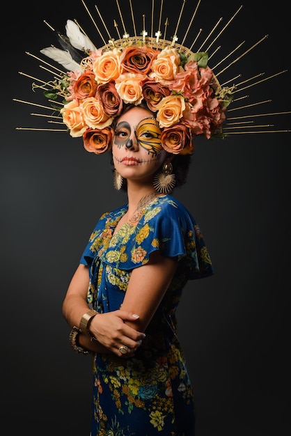 Ritratto di una donna con il trucco del teschio di zucchero Catrina con farfalla dipinta sul viso