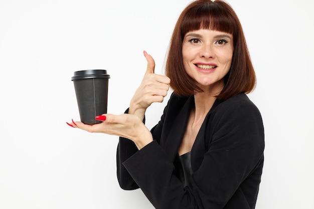 Ritratto di una donna con un bicchiere di caffè in posa sullo sfondo isolato