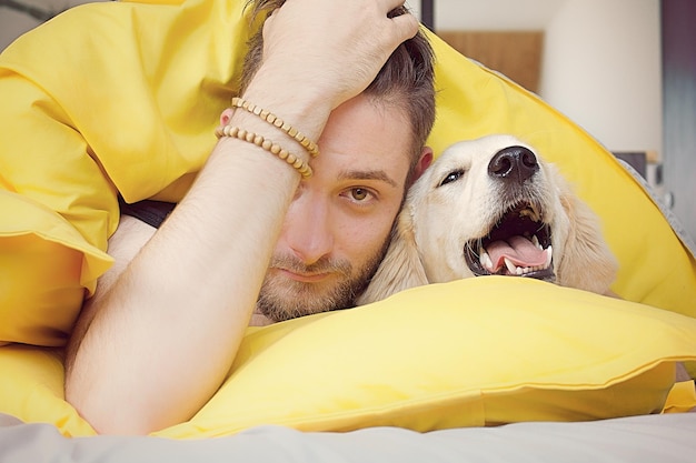 Ritratto di una donna con un cane sul letto a casa