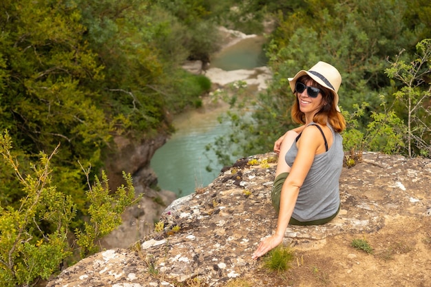 Ritratto di una donna con un cappello che si gode la pace della natura nei Pirenei Panticosa