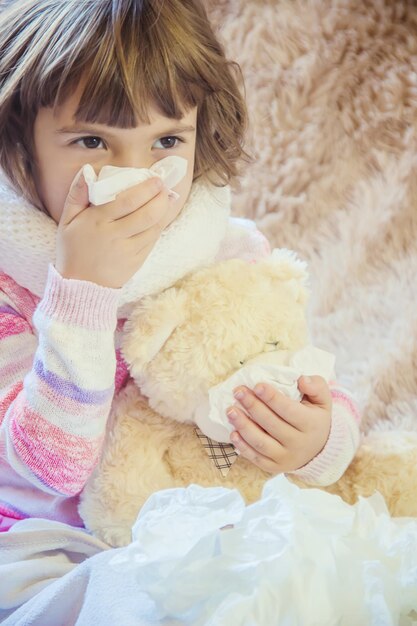 Ritratto di una donna con un giocattolo di peluche