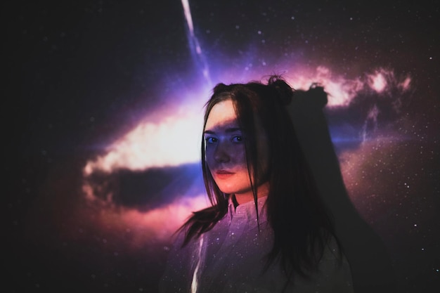 Ritratto di una donna contro il cielo viola di notte