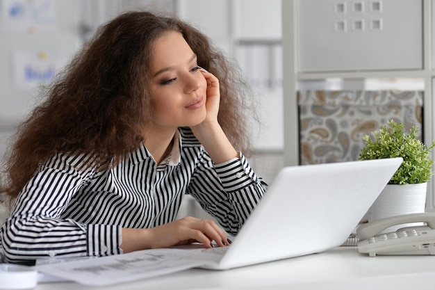 Ritratto di una donna d'affari con un laptop