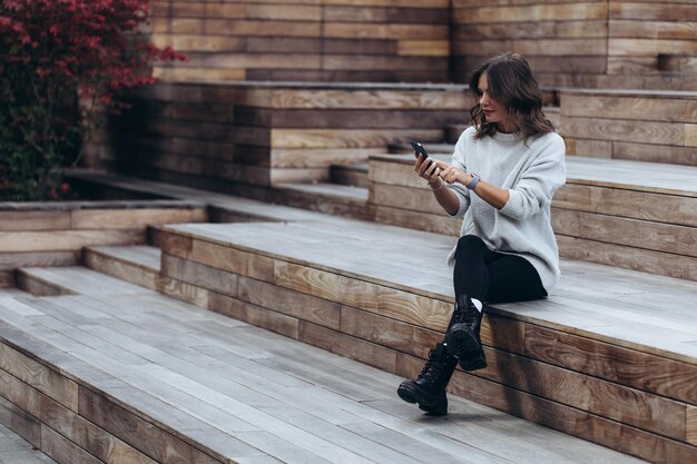 Ritratto di una donna d'affari di successo utilizzando il telefono