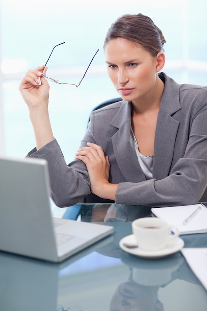 Ritratto di una donna d&#39;affari utilizzando un computer portatile