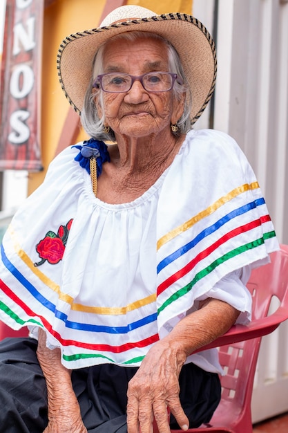 Ritratto di una donna di 95 anni vestita con cappello e costume tipico colombiano