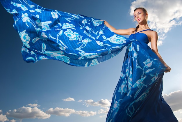 Ritratto di una donna di bellezza in abito blu sul deserto