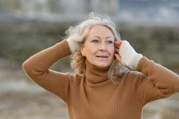 Ritratto di una donna di cinquant'anni con un sorriso candido