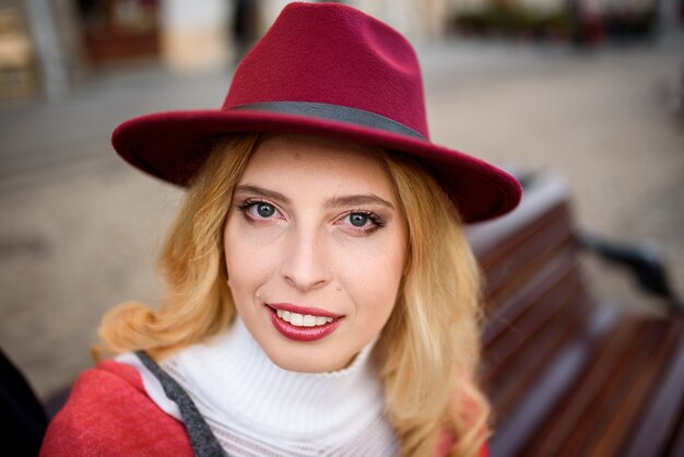 Ritratto di una donna di mezza età in un cappello.