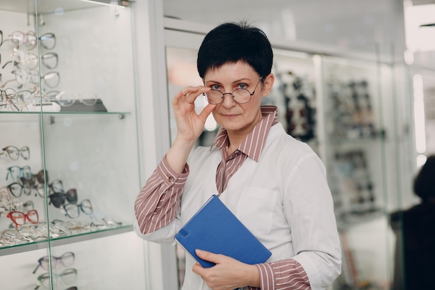 Ritratto di una donna di mezza età oculista optometrista