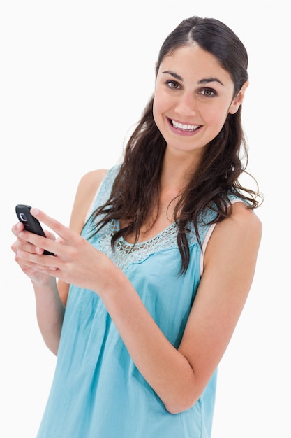 Ritratto di una donna felice leggendo un messaggio di testo