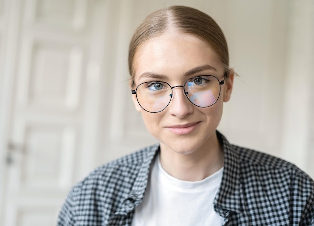 Ritratto di una donna freelance con gli occhiali che lavora in un ufficio