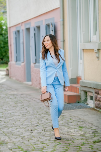 Ritratto di una donna in abito blu