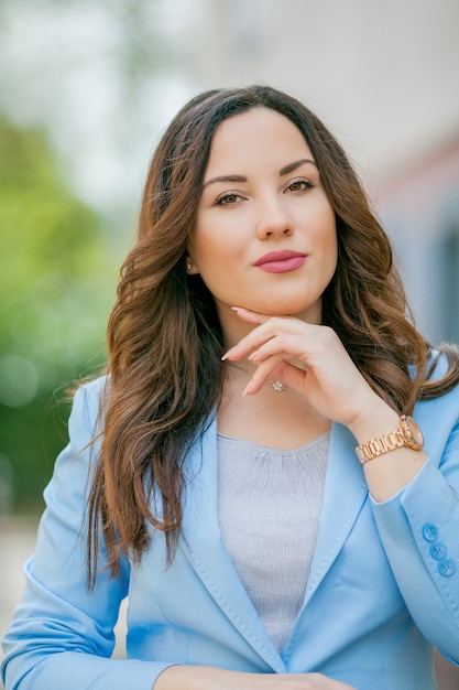 Ritratto di una donna in abito blu