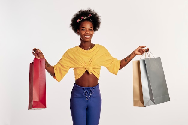 ritratto di una donna in concetto di moda nero