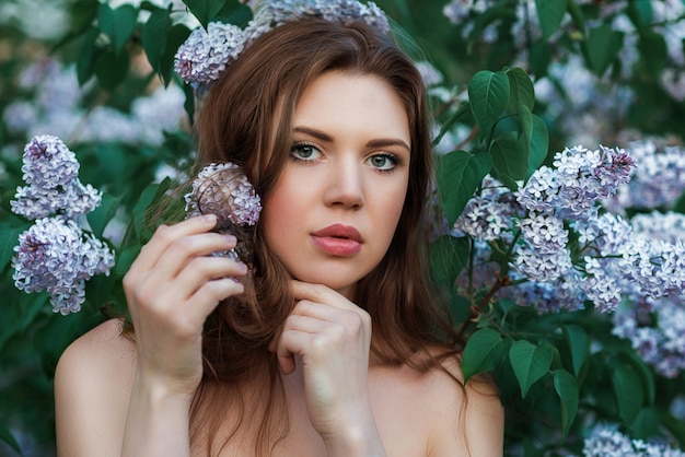 Ritratto di una donna in lilla. Primavera.