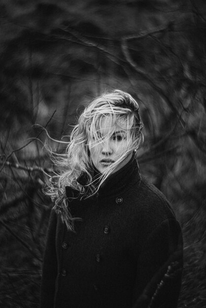 Ritratto di una donna in piedi nella foresta