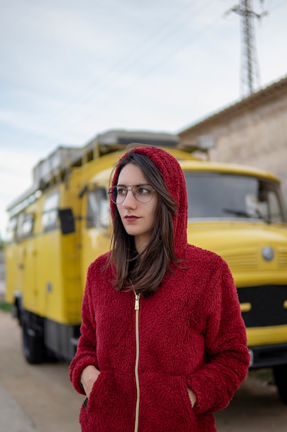 Ritratto di una donna in strada