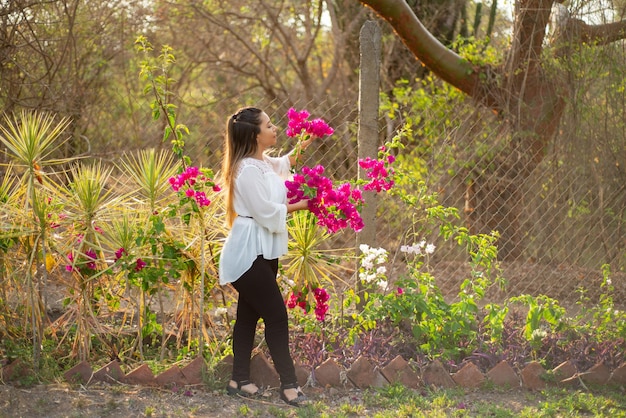 Ritratto di una donna in un giardino