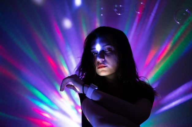 Ritratto di una donna in un nightclub illuminato
