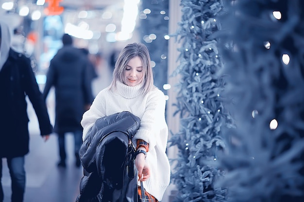 ritratto di una donna maglione bianco inverno, passeggiata stagionale fuori città nella città di sera
