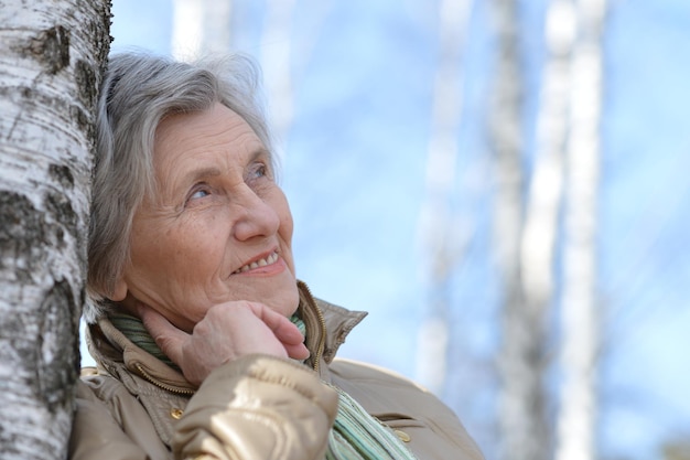 Ritratto di una donna matura fuori per una passeggiata nella natura in primavera