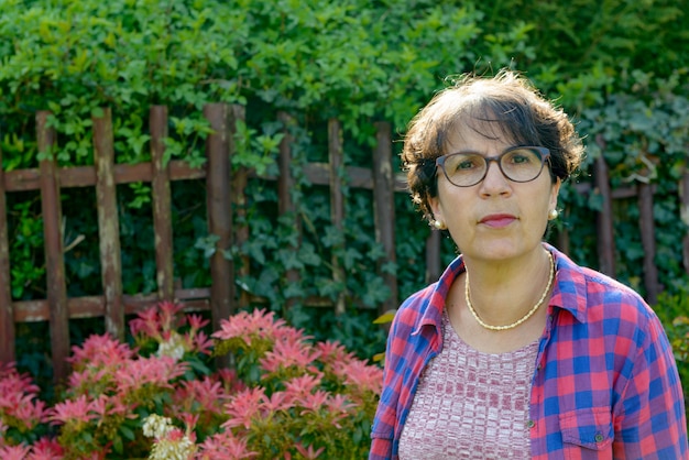 Ritratto di una donna matura in giardino