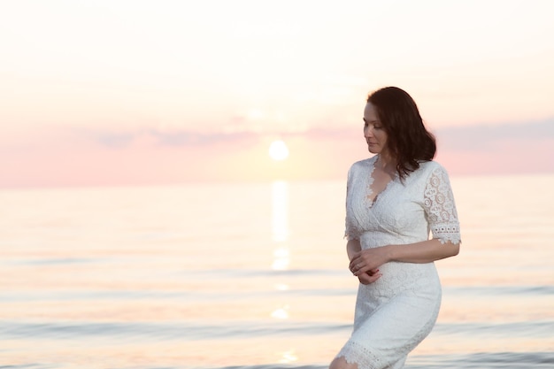 Ritratto di una donna matura in riva al mare al tramonto