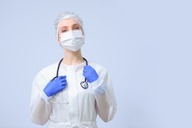 Ritratto di una donna medico o infermiere che indossa berretto medico e maschera per il viso