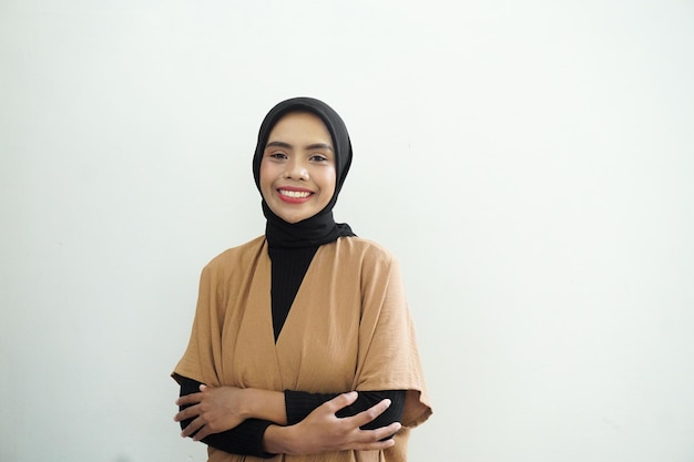 Ritratto di una donna musulmana asiatica sorridente fiduciosa che guarda la telecamera indossando un velo