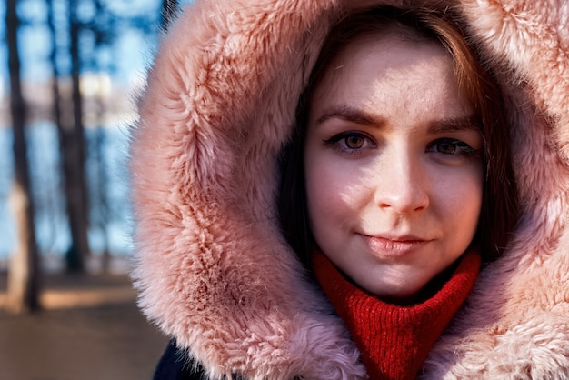 Ritratto di una donna nella foresta di fine inverno