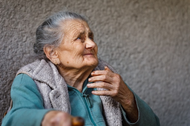 Ritratto di una donna rugosa molto anziana