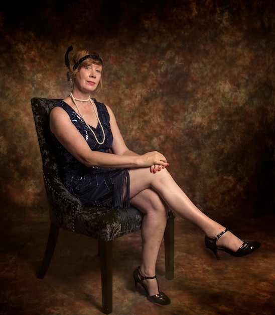 Ritratto di una donna seduta su una sedia contro la parete
