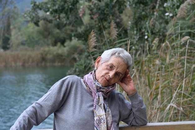 Ritratto di una donna senior all&#39;esterno